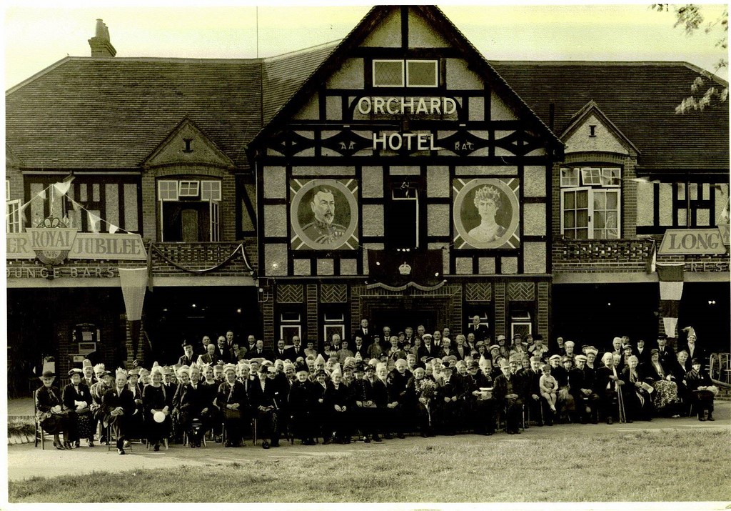 Postcard Of The Orchard Ruislip 6